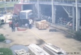 Đưa máy móc từ xe container xuống không an toàn, đè chết người