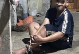Điều tra vụ cháu bé nghi bị xích chân, đánh đập bằng thanh sắt