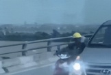 Mưa giông càn quét miền Bắc, một hành động nhỏ trên cầu Hàn khiến mạng xã hội lặng người