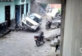 Bé trai điều khiển ô tô đâm hàng loạt xe máy trên phố