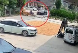Ô tô tông trúng xe ba bánh khiến 2 người văng xuống đường