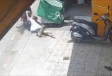 Nữ nhân viên tiệm vàng quyết không buông tha tên cướp manh động
