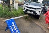 Phá cửa xe 7 chỗ, cứu người đàn ông nghi đột quỵ