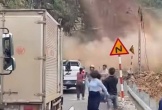 VIDEO: Đất đá trên núi sạt lở vùi lấp đường khi nhiều người đang quay video