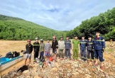 Giải cứu 5 người dân mắc kẹt trong cơn lũ ở Quảng Trị