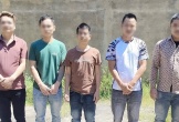 Thấy xe đầu kéo đậu ở bãi đất trống, chủ gara cùng nhân viên đem bán