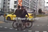 Va chạm nhẹ, người đi xe đạp hung hăng tát người đi bộ giữa phố