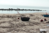 Rác dạt kín bãi biển Hà Tĩnh bốc mùi hôi thối, gây ô nhiễm môi trường