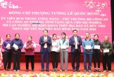Thứ trưởng Lê Quốc Hùng tặng quà tết cho các hộ nghèo tại Hà Tĩnh
