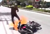 Bị cảnh sát giao thông dừng xe kiểm tra, thanh niên phóng hỏa đốt luôn xe máy