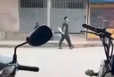 Bất ngờ lao vào chém trọng thương người uống cà phê rồi cầm dao 