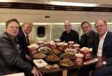Ảnh ông Trump và dàn tỉ phú công nghệ ăn Panda Express trên đường tới Trung Quốc là giả