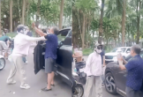 Va chạm giao thông, người phụ nữ đèo con nhỏ lao vào lăng mạ, đánh đập tài xế ô tô