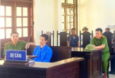 Đòi sổ đỏ mang đi cầm cố bất thành, con trai cầm kéo đâm cha đẻ
