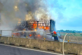 Xe tải bốc c/h/á/y dữ dội trên cao tốc Bắc - Nam qua Hà Tĩnh