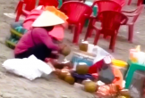 Người phụ nữ gom nước dừa thừa gây hiểu lầm ở khu du lịch