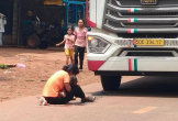 Mẹ bất cẩn để con chạy qua đường, bé trai 3 tuổi bị xe tải cán tử vong