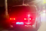 Va chạm khiến người phụ nữ nhập viện, tài xế xe biển xanh hú còi rời hiện trường