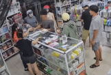 Bức xúc nam thanh niên xô cửa trúng bé gái, người mẹ phản ứng cũng bị đ.ấ.m luôn: Công an vào cuộc