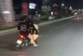 3 thiếu nữ đi xe máy lạng lách, đánh võng trên đường