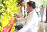 Thường trực Ban Bí thư Trần Cẩm Tú dâng hương tưởng niệm Chủ tịch Hồ Chí Minh và tri ân các Anh hùng liệt sĩ